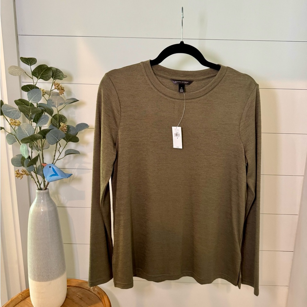 Banana Republic Light Sweater - Size M